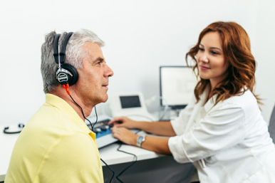 Na zdjęciu widzimy badanie słuchu z wykorzystaniem audiometrii tonalnej.